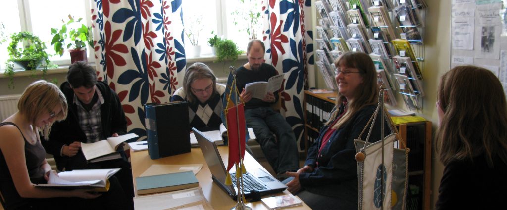 Åsa Vålvik och Annika Eriksson informerar studenter från Karlstads Universitet